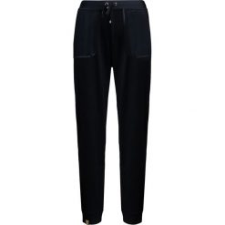 Spodnie MONREAL LONDON. Czarne spodnie damskie Monreal London, z satyny. W wyprzedaży za 370,00 zł.