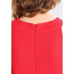 Armani Exchange Sukienka letnia lollipop. Czerwone sukienki letnie Armani Exchange, xs, z elastanu. W wyprzedaży za 426,75 zł.