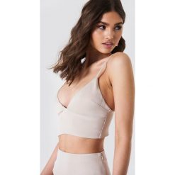 Iva Nikolina x NA-KD Krótki satynowy top - Nude. Szare topy damskie Iva Nikolina x NA-KD, bez wzorów, z satyny, z dekoltem na plecach. W wyprzedaży za 85,36 zł.