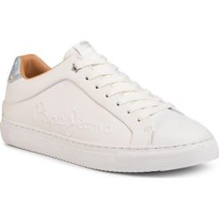 Sneakersy PEPE JEANS - Adams Logo PLS30960 White 800. Białe półbuty damskie Pepe Jeans, bez wzorów, z jeansu, bez obcasa, na płaskiej podeszwie, bez zapięcia. Za 369,00 zł.