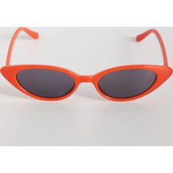 Okulary przeciwsłoneczne retro - Czerwony. Czerwone okulary przeciwsłoneczne damskie marki Sinsay, retro. Za 14,99 zł.