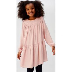 Mango Kids - Sukienka dziecięca Eva 110-152 cm. Różowe sukienki dziewczęce Mango Kids, bez wzorów, z wiskozy, z długim rękawem, długie, maxi, oversize. W wyprzedaży za 79,90 zł.