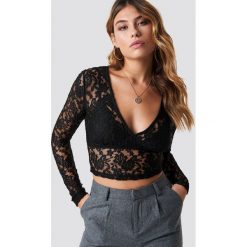 NA-KD Party Koronkowy top z dekoltem V - Black. Czarne topy damskie NA-KD Party, bez wzorów, z materiału, bez kołnierzyka. Za 121,95 zł.