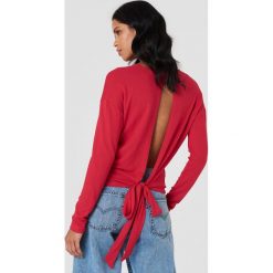 NA-KD Sweter z wiązaniem z tyłu - Red. Czerwone swetry klasyczne damskie marki NA-KD, z dzianiny, z dekoltem na plecach. W wyprzedaży za 30,47 zł.