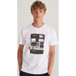 T-shirt Polaroid - Biały. Białe t-shirty męskie Reserved, xl, bez wzorów, bez kołnierzyka. W wyprzedaży za 44,99 zł.
