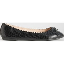 Baleriny z kokardką - Czarny. Czarne baleriny damskie marki Sinsay. Za 29,99 zł.