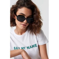 Emilie Briting x NA-KD Owalne okulary przeciwsłoneczne - Black. Czarne okulary przeciwsłoneczne damskie marki Emilie Briting x NA-KD, owalne. W wyprzedaży za 32,38 zł.