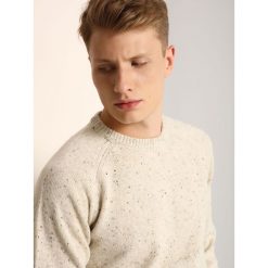 SWETER DŁUGI RĘKAW MĘSKI. Brązowe swetry męskie Top Secret, na zimę, xl, bez wzorów, klasyczne, z klasycznym kołnierzykiem, bez kaptura. W wyprzedaży za 79,99 zł.