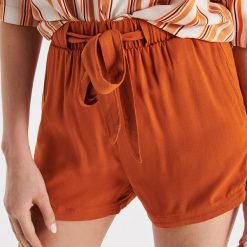 Wiskozowe szorty High Waist z paskiem - Pomarańczowy. Pomarańczowe szorty damskie Cropp, bez wzorów, z wiskozy, z podwyższonym stanem. Za 49,99 zł.