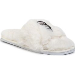 Kapcie KARL LAGERFELD - KL49001 Off White Wool. Białe klapki damskie KARL LAGERFELD, bez wzorów, z tworzywa sztucznego, bez obcasa. W wyprzedaży za 229,00 zł.