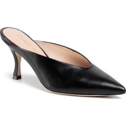 Klapki STUART WEITZMAN - Lulah S5498 Black. Czarne klapki damskie Stuart Weitzman, bez wzorów, ze skóry, bez obcasa, na obcasie. W wyprzedaży za 839,00 zł.