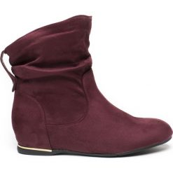 Botki damskie czerwone (38). Czerwone botki damskie IDEAL, z zamszu, eleganckie, bez obcasa, bez zapięcia. Za 69,00 zł.