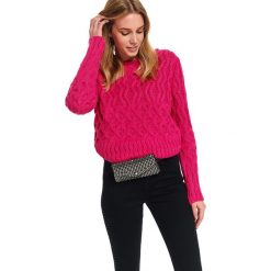 Gruby damski sweter z dekoltem w łódkę. Różowe swetry damskie Top Secret, na zimę, bez wzorów, z dzianiny, z krótkim rękawem, krótkie, bez kaptura. W wyprzedaży za 64,99 zł.