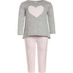 Carter's GIRL HEART RUFFLE BACK BABY SET Sweter heather. Szare swetry chłopięce marki Carter's, s, z bawełny. Za 149,00 zł.