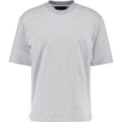 Plac Tshirt z nadrukiem grey. Szare koszulki polo męskie Plac, m, z nadrukiem, z bawełny. W wyprzedaży za 254,50 zł.