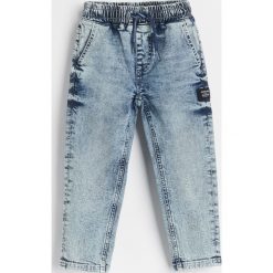 Jeansowe joggery z efektem sprania - Niebieski. Niebieskie spodnie męskie Reserved, bez wzorów, z jeansu. Za 59,99 zł.