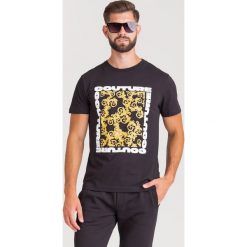 T-SHIRT Versace Jeans Couture. Czarne t-shirty męskie m, z nadrukiem, z bawełny, z okrągłym kołnierzem. Za 252,45 zł.