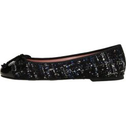 Pretty Ballerinas ANNA Baleriny shade. Czarne baleriny damskie marki Pretty Ballerinas, bez wzorów, ze skóry, klasyczne, bez obcasa. Za 639,00 zł.