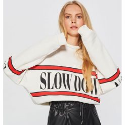 Bluzy damskie: Bluza oversize z napisem - Biały