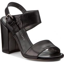 Sandały STUART WEITZMAN - Partisan Black Nappa. Czarne klapki damskie marki Stuart Weitzman, bez wzorów, ze skóry, bez obcasa, na obcasie. W wyprzedaży za 949,00 zł.