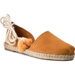 Espadryle TOMS - Katalina 10011809 Saffron Suede. Pomarańczowe espadryle damskie marki Toms, z aplikacjami, ze skóry, bez obcasa, na płaskiej podeszwie. W wyprzedaży za 229,00 zł.