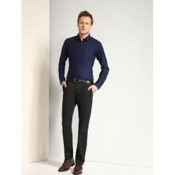 KOSZULA DŁUGI RĘKAW MĘSKA SLIM FIT. Niebieskie koszule męskie Top Secret, na zimę, m, bez wzorów, z bawełny, eleganckie, bez kołnierzyka, z długim rękawem. W wyprzedaży za 49,99 zł.