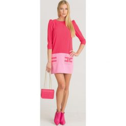 SUKIENKA Elisabetta Franchi. Różowe sukienki damskie Elisabetta Franchi, na co dzień, bez wzorów, z okrągłym kołnierzem, bez rękawów, mini, proste. Za 835,45 zł.
