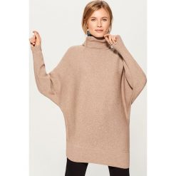 Długi sweter z golfem - Beżowy. Brązowe golfy damskie marki Mohito, l, z długim rękawem. W wyprzedaży za 39,99 zł.