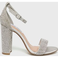 Steve Madden - Sandały Carrson-R. Szare sandały damskie marki Steve Madden, z materiału, na obcasie, na klamry. Za 469,90 zł.