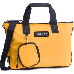 Torebka TOMMY HILFIGER - Varsity Nylon Small Tote AW0AW06123 728. Żółte torebki klasyczne damskie TOMMY HILFIGER, z aplikacjami, ze skóry ekologicznej, klasyczne, zdobione, bez dodatków. W wyprzedaży za 269,00 zł.