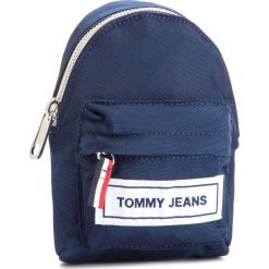 Saszetka Tommy Jeans Tj Logo Tape Hanging Pouch AU0AU00271. Czarne torebki klasyczne damskie Tommy Jeans, bez wzorów, z jeansu, bez dodatków. W wyprzedaży za 99,00 zł.