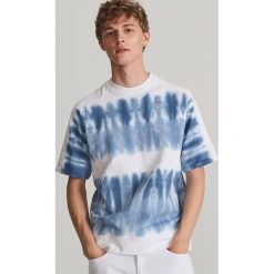 Bluza z krótkim rękawem tie-dye - Granatowy. Niebieskie bluzy męskie Reserved, s, bez wzorów, bez kołnierzyka, z krótkim rękawem, krótkie, bez kaptura. Za 99,99 zł.