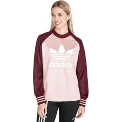 Adidas Originals Koszulka Czerwony Różowy. Różowe koszulki damskie adidas Originals, z nadrukiem, z poliesteru, bez kołnierzyka. Za 163,95 zł.
