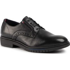 Półbuty TOMMY HILFIGER - Th Advance Brogue Shoe FM0FM02443 Black 990. Czarne buty wizytowe męskie TOMMY HILFIGER, ze skóry, bez zapięcia. Za 699,00 zł.