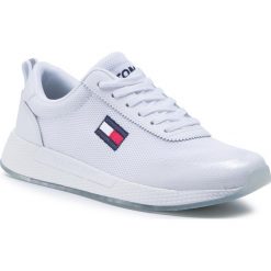 Sneakersy TOMMY JEANS - Wmns Tommy Jeans Flexi Runner EN0EN00946 White YBR. Białe półbuty damskie Tommy Jeans, na co dzień, bez wzorów, z jeansu, bez obcasa, na płaskiej podeszwie, bez zapięcia. Za 449,00 zł.