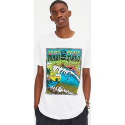Biała koszulka Maui and Sons. Białe koszulki męskie Pull&Bear, m, bez wzorów, bez kołnierzyka, z krótkim rękawem, krótkie. Za 59,90 zł.