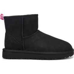UGG Classic Mini II Graphic Logo Śniegowce Czarny. Czarne śniegowce damskie Ugg, na zimę, ze skóry, bez zapięcia. Za 753,95 zł.