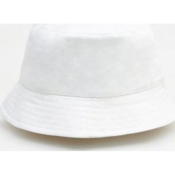 Kapelusz bucket hat - Biały. Białe kapelusze męskie marki Reserved, bez wzorów. Za 49,99 zł.