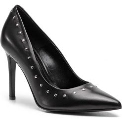 Szpilki SOLO FEMME - 34291-68-A19/E45-04-00 Czarny. Czarne półbuty damskie Solo Femme, z aplikacjami, ze skóry, eleganckie, bez obcasa, na obcasie, bez zapięcia. W wyprzedaży za 229,00 zł.