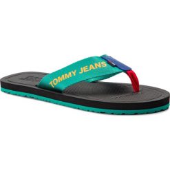 Japonki TOMMY JEANS - Moulded Beach Sandal EM0EM00216 Black/Flame Scarlet/Dynasty Green 901. Zielone klapki męskie Tommy Jeans, z jeansu, bez zapięcia. W wyprzedaży za 129,00 zł.