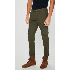Wrangler - Spodnie. Żółte spodnie męskie Wrangler, na co dzień, bez wzorów, z elastanu, casualowe. W wyprzedaży za 259,90 zł.