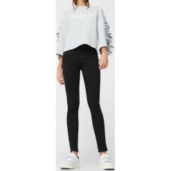 Mango - Jeansy Soho1. Szare rurki damskie marki Mango, z podwyższonym stanem. W wyprzedaży za 69,90 zł.