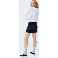 Minispódniczka jeansowa w paski. Szare spódniczki damskie Pull&Bear, w paski, z jeansu. Za 89,90 zł.