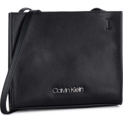 Torebka CALVIN KLEIN - Extended Crossbody K60K605343 001. Czarne listonoszki damskie Calvin Klein, na co dzień, bez wzorów, ze skóry ekologicznej, eleganckie, na ramię, bez dodatków. Za 399,00 zł.