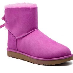 Buty UGG - W Mini Bailey Bow II 1016501 W/Bdc. Różowe kozaki damskie marki Ugg, ze skóry, bez obcasa, bez zapięcia. W wyprzedaży za 549,00 zł.