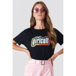 Galore x NA-KD T-shirt Girl Cult - Black. Czarne t-shirty damskie marki Galore x NA-KD, z nadrukiem, z okrągłym kołnierzem. W wyprzedaży za 60,97 zł.