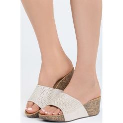 Beżowe Klapki Sea Shore. Brązowe crocsy damskie Born2be, z materiału, na koturnie. Za 69,99 zł.