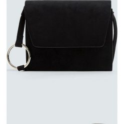 Czarna torebka przez ramię z kółkiem. Czarne torebki klasyczne damskie marki Pull&Bear, bez wzorów, przez ramię, bez dodatków. Za 59,90 zł.