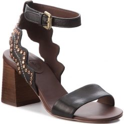 Sandały SEE BY CHLOÉ - SB30113 Nero 999. Czarne klapki damskie See by Chloé, z aplikacjami, ze skóry, bez obcasa, na obcasie. W wyprzedaży za 789,00 zł.
