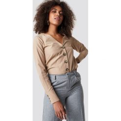 NA-KD Trend Bluzka z guzikami - Beige. Brązowe bluzki damskie marki NA-KD Trend, bez wzorów, bez kołnierzyka, bez rękawów. W wyprzedaży za 80,97 zł.